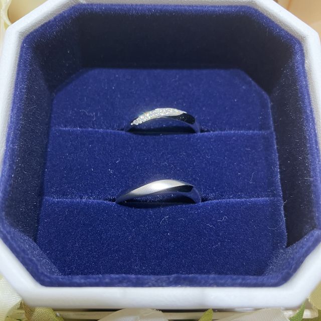 【4℃ BRIDAL(ヨンドシーブライダル)の口コミ】 2人でネットでデザインの候補を挙げてからお店に行きました。値段も考慮し…