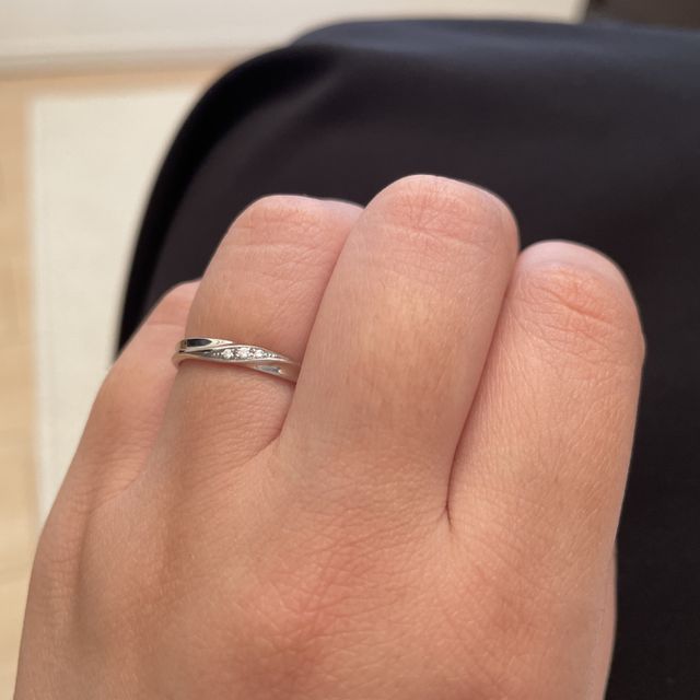 【銀座ダイヤモンドシライシの口コミ】 色々なブランドを見ていました。女性の理想とするデザインはストレートで…