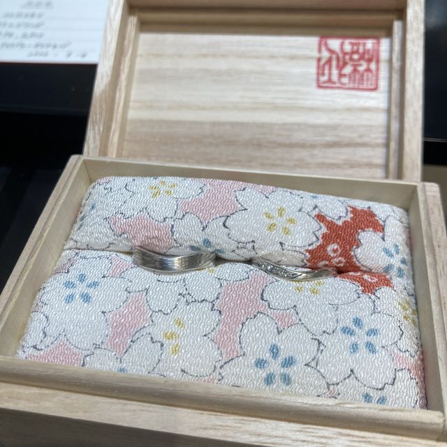 【杢目金屋(もくめがねや)の口コミ】 綺麗な木目柄に惹かれたのが決め手です。
フルオーダーで指輪を作ってもら…