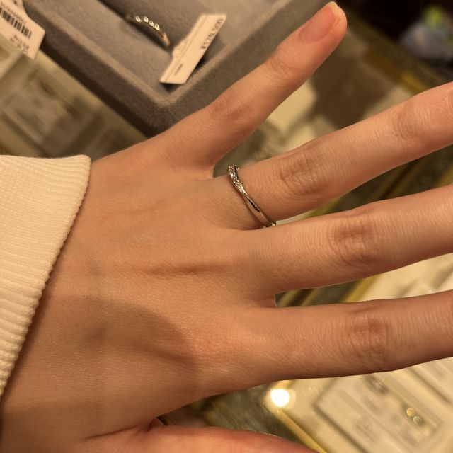【ケイウノ ブライダル(K.UNO BRIDAL)の口コミ】 指輪にねじれがデザインされていて、右側にダイヤモンドがついているとき…