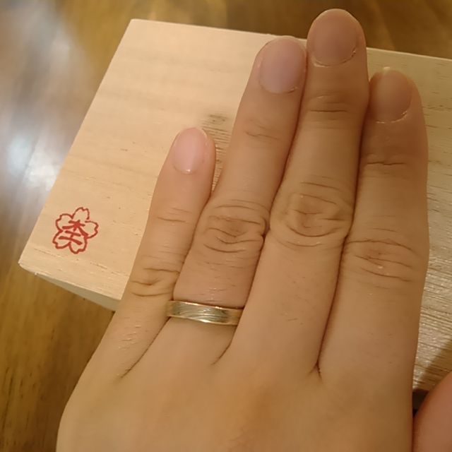 【杢目金屋(もくめがねや)の口コミ】 はだの色が黄色くてプラチナの銀色が苦手で困っていたところに夫がこちら…