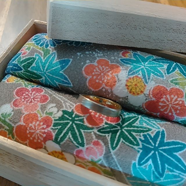 【杢目金屋(もくめがねや)の口コミ】 はだの色が黄色くてプラチナの銀色が苦手で困っていたところに夫がこちら…