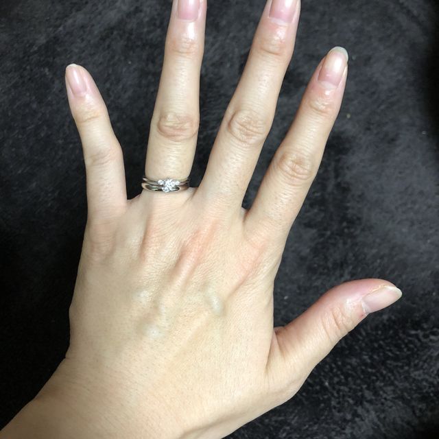 【ROYAL ASSCHER(ロイヤル・アッシャー)の口コミ】 何よりも、着け心地と上品なダイヤの輝きが気に入っています。結婚指輪と…