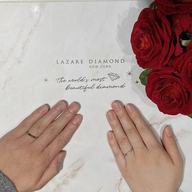 【ラザール ダイヤモンド(LAZARE DIAMOND)の口コミ】 リングのデザインはストレートですが、斜めにダイヤが並んでいるので指が…