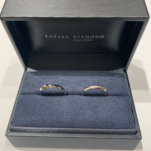 【ラザール ダイヤモンド(LAZARE DIAMOND)の口コミ】 リングのデザインはストレートですが、斜めにダイヤが並んでいるので指が…