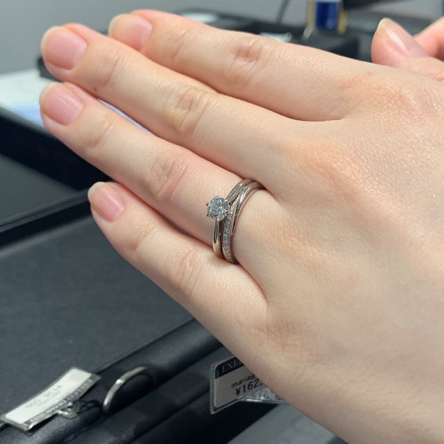 【エクセルコダイヤモンド(EXELCO DIAMOND)の口コミ】 婚約指輪、結婚指輪両方ともストレートデザインのものを試着しました。ダ…