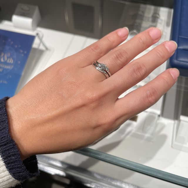 【銀座ダイヤモンドシライシの口コミ】 付け心地が良かったことが決め手になりました。また、デザインが理想と合…