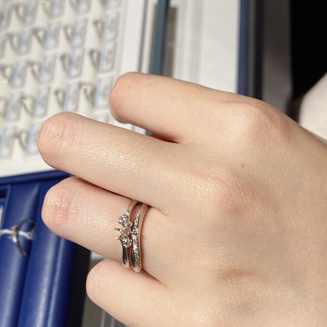 【銀座ダイヤモンドシライシの口コミ】 ウェーブデザイン、石の配置、意匠が気に入った。
同じ店舗の中で複数のリ…