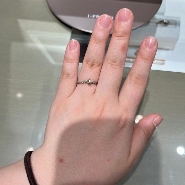 【アイプリモ(I-PRIMO)の口コミ】 メインのダイヤモンドとメレダイヤモンドの配置が絶妙でファッションリン…