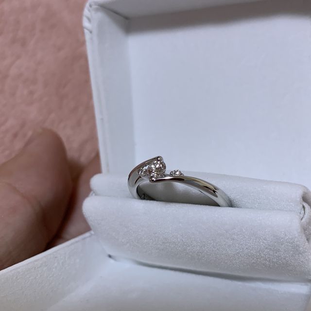 【COLANY(コラニー)の口コミ】 爪が2点留めと他では見ない特徴的なリング。
2点で留めることはかなり高度…