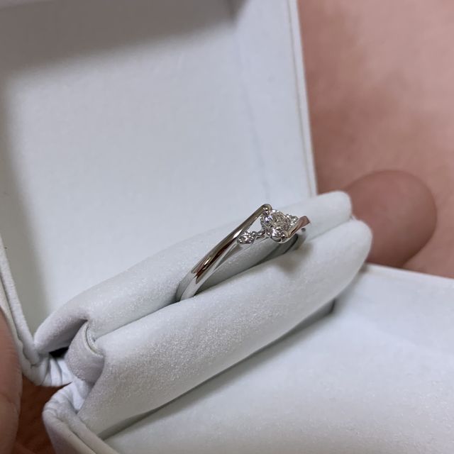 【COLANY(コラニー)の口コミ】 爪が2点留めと他では見ない特徴的なリング。
2点で留めることはかなり高度…