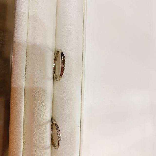 【サマンサティアラブライダル(Samantha Tiara Bridal)の口コミ】 よくあるダイヤが斜めに入ったデザインで男女とも可愛くつけられる指輪だ…