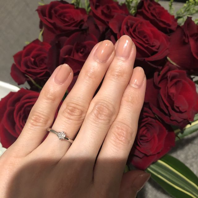 【アイプリモ(I-PRIMO)の口コミ】 あまりごつごつしてる感じではなく、シンプルで王道の婚約指輪のデザイン…