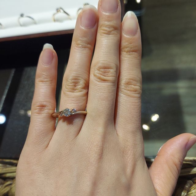 【杢目金屋(もくめがねや)の口コミ】 ひねりのあるデザインが、指を綺麗に見せてくれる指輪です。アーム部分の…