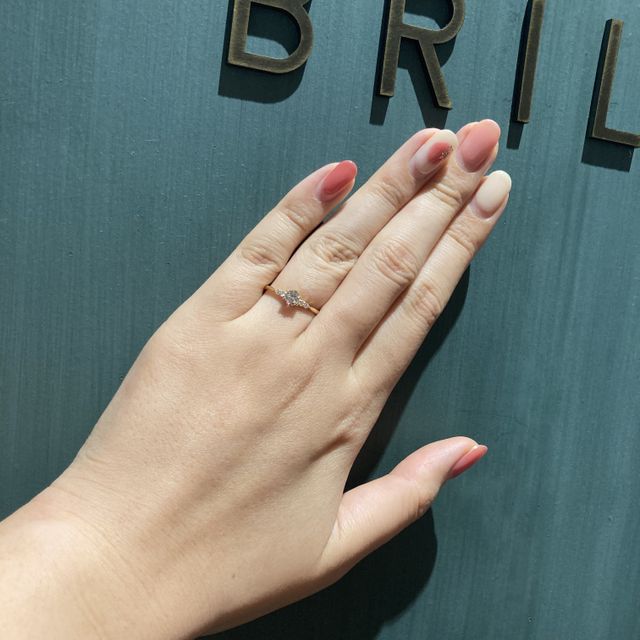 【BRILLIANCE+(ブリリアンスプラス)の口コミ】 シンプルでサイドストーンがさりげないところがお気に入りです。自分の指…