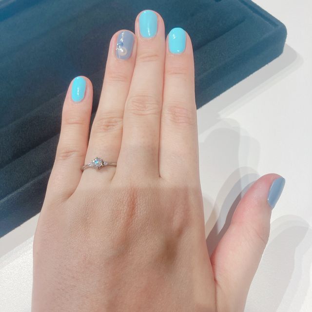 【BRILLIANCE+(ブリリアンスプラス)の口コミ】 シンプルでサイドストーンがさりげないところがお気に入りです。自分の指…