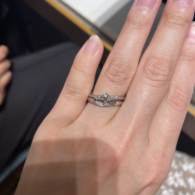 【銀座ダイヤモンドシライシの口コミ】 何店舗か見てまわりましたが、最初に見て一目惚れをした指輪でした。
婚約…