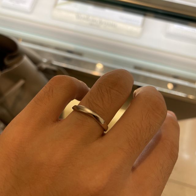 【銀座ダイヤモンドシライシの口コミ】 少しデザイン性はあるが、シンプルなものを探していた中で、ウェーブの形…