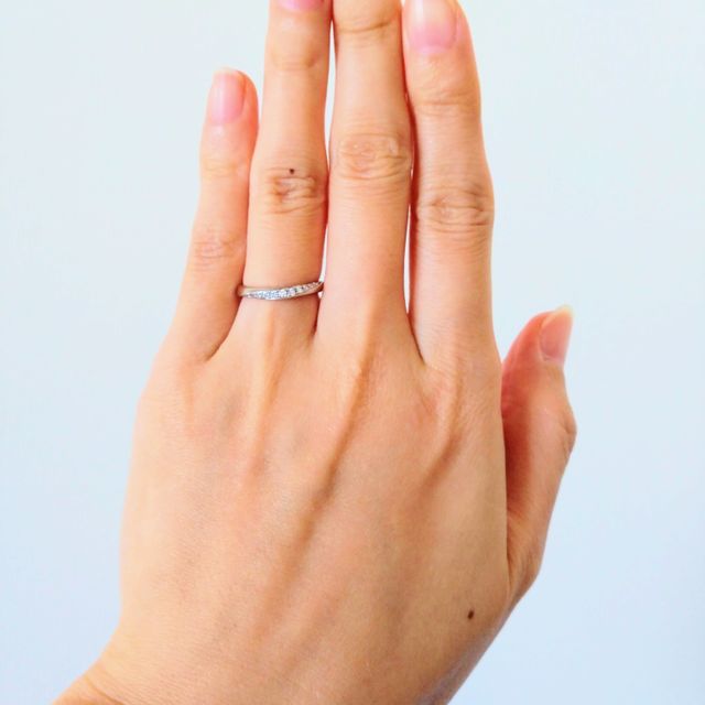 【ラザール ダイヤモンド(LAZARE DIAMOND)の口コミ】 他のブランドで似たようなデザインがありましたが、輝きが断然よく、つけ…