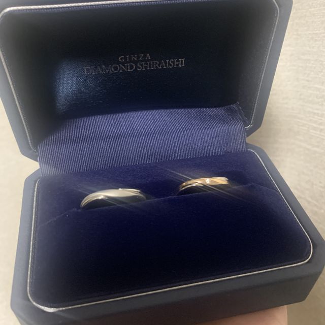 【銀座ダイヤモンドシライシの口コミ】 ウェーブ型で、指が長く見えます。
男性のほうは艶消し、女性のほうはピン…