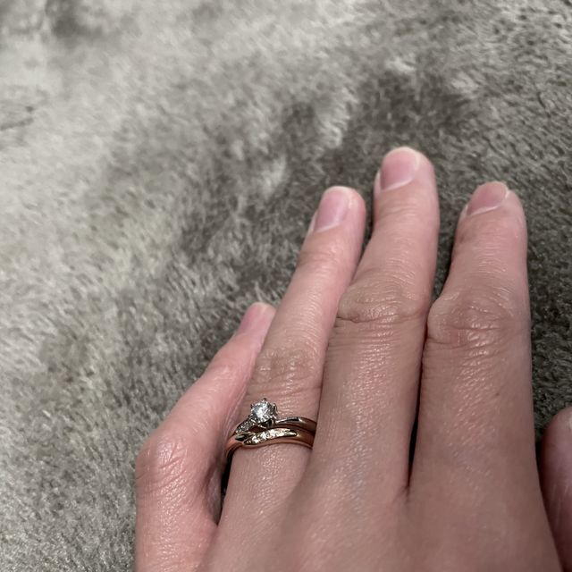 【アイプリモ(I-PRIMO)の口コミ】 普段使いもできるシンプルなものを希望していました。
こちらのリングは、…