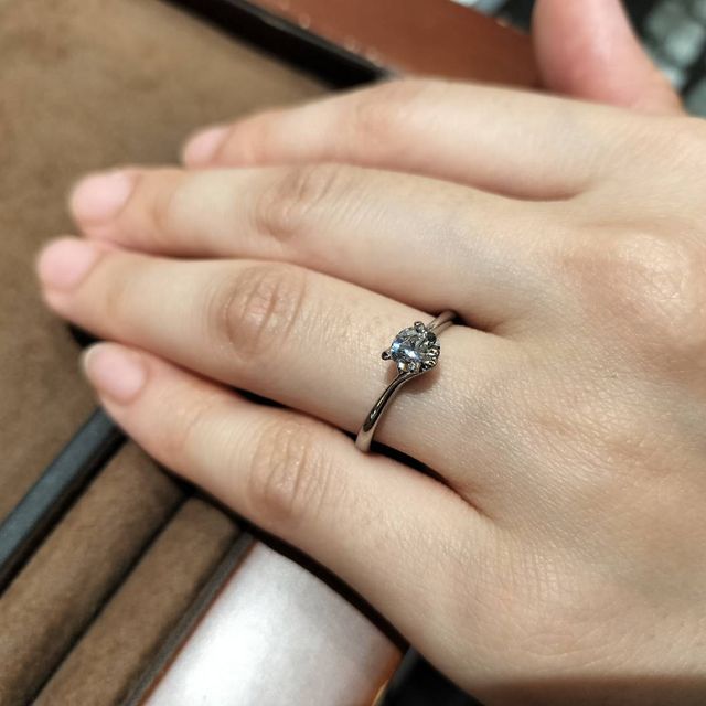 【アンジェリックフォセッテ(Angelique Fossette)の口コミ】 立爪で3本タイプのものを試着させていただきました。
4本、6本、8本タイプ…