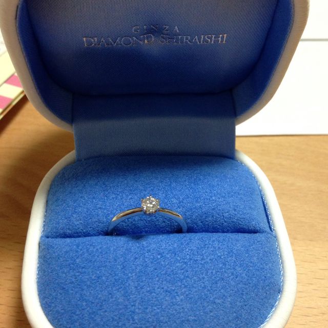 【銀座ダイヤモンドシライシの口コミ】 細身のリングで、ダイヤがより引き立つデザインなこと。そして、ダイヤの…