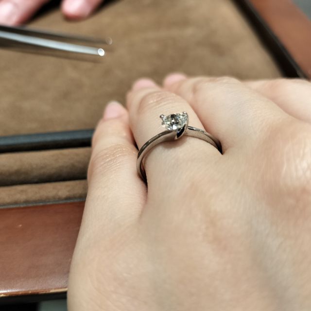 【アンジェリックフォセッテ(Angelique Fossette)の口コミ】 なるべく台座でダイヤモンドが隠れないデザインの指輪を探していたので、…