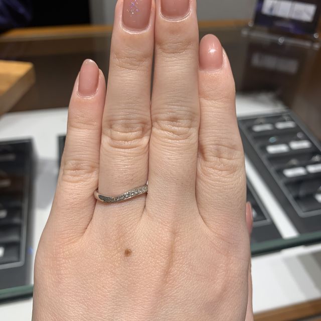 【エクセルコダイヤモンド(EXELCO DIAMOND)の口コミ】 指輪に厚みがあり、上品で高級感のあるデザインがいいなと思いました。ウ…