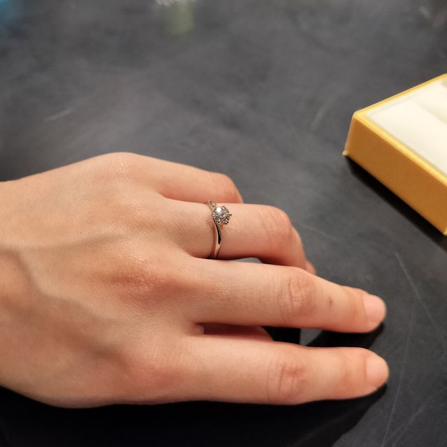 【ケイウノ ブライダル(K.UNO BRIDAL)の口コミ】 「爪が小さくダイヤが大きく見える」「台座がダイヤを覆いすぎない」「ア…