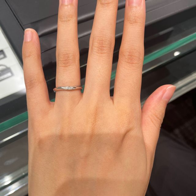 【ラザール ダイヤモンド(LAZARE DIAMOND)の口コミ】 細めでウェーブがかった指輪を探していて、1番気に入ったものがこちらでし…