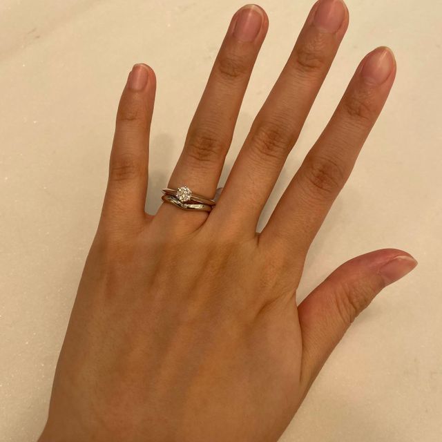 【ティファニー(Tiffany & Co.)の口コミ】 婚約指輪はセッティングを試着しました。6つ留めで高さもあるのでダイヤが…