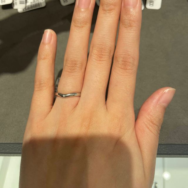 【ティファニー(Tiffany & Co.)の口コミ】 婚約指輪はセッティングを試着しました。6つ留めで高さもあるのでダイヤが…