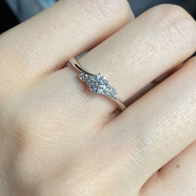 【ラザール ダイヤモンド(LAZARE DIAMOND)の口コミ】 メレダイアモンドも含めて、輝きがとても良かったです。s字のカーブのデザ…