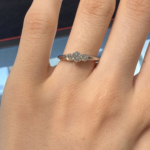 【ROYAL ASSCHER(ロイヤル・アッシャー)の口コミ】 ３石のダイヤモンドがそれぞれ輝いててとても美しいです。サイドのメレダ…