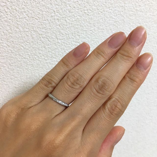 【Mariage ent(マリアージュエント)の口コミ】 婚約指輪のカーブにあう結婚指輪を探していました。
婚約指輪は月のウサギ…