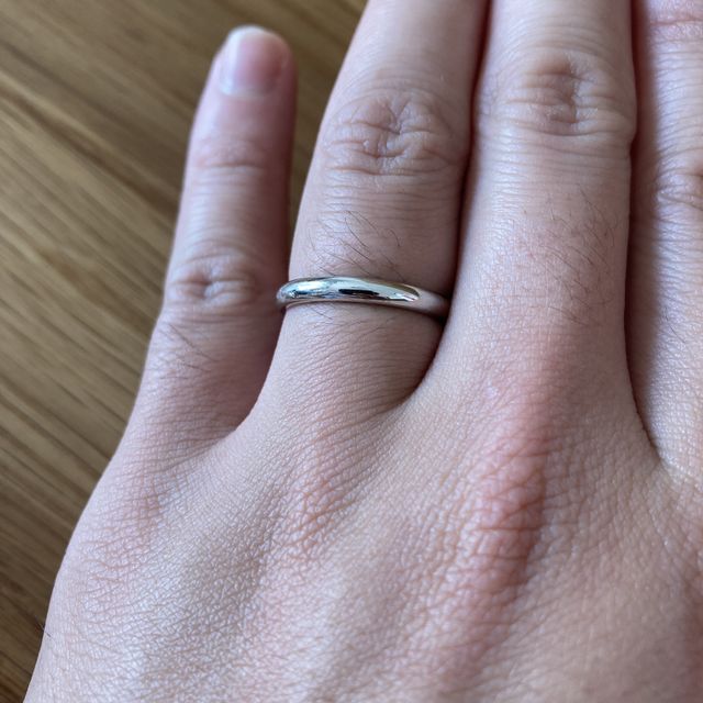 【ラザール ダイヤモンド(LAZARE DIAMOND)の口コミ】 男なので、シンプルなものを探していました。
今回買ったものは少し丸みを…