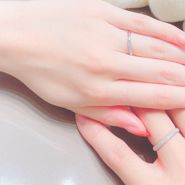 【4℃ BRIDAL(ヨンドシーブライダル)の口コミ】 デザインが可愛いのと、表面加工が選べるところに惹かれました。シンプル…