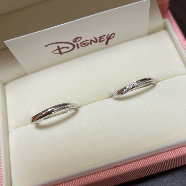 【ケイウノ ブライダル(K.UNO BRIDAL)の口コミ】 シンプルなデザインとふたりの好きなディズニーの刻印を入れてもらえると…