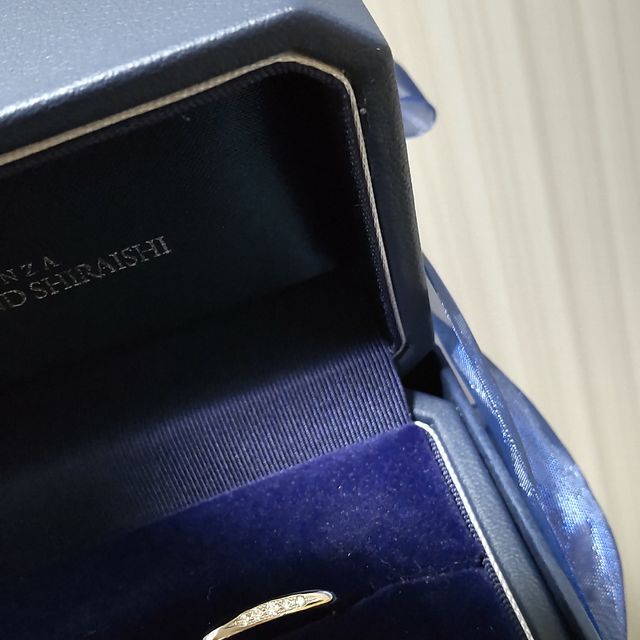 【銀座ダイヤモンドシライシの口コミ】 シンプルな形を探していて、新郎側は一番シンプルで細身のリングにしまし…