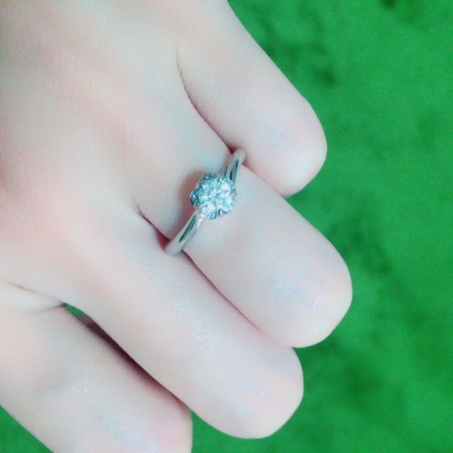 【銀座ダイヤモンドシライシの口コミ】 彼女と一緒に指輪を選びに行き、彼女がデザインに一目惚れしたので決めま…