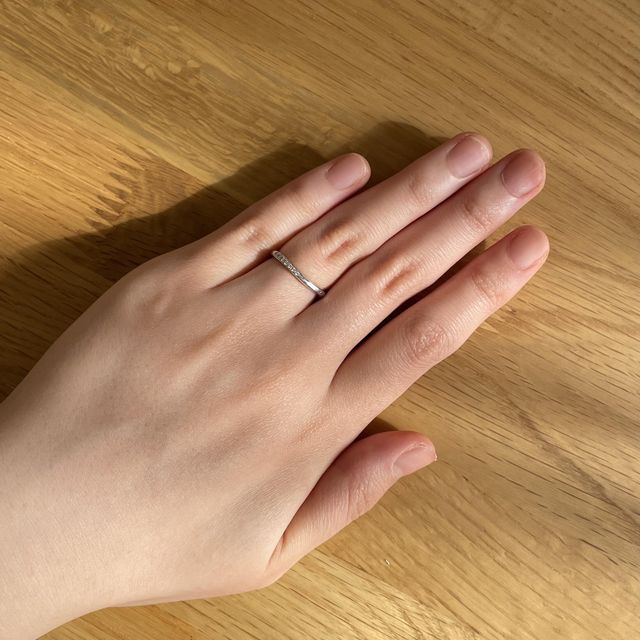 【ROYAL ASSCHER(ロイヤル・アッシャー)の口コミ】 どんな服でも邪魔をしないシンプルさがありつつダイヤが連なったデザイン…