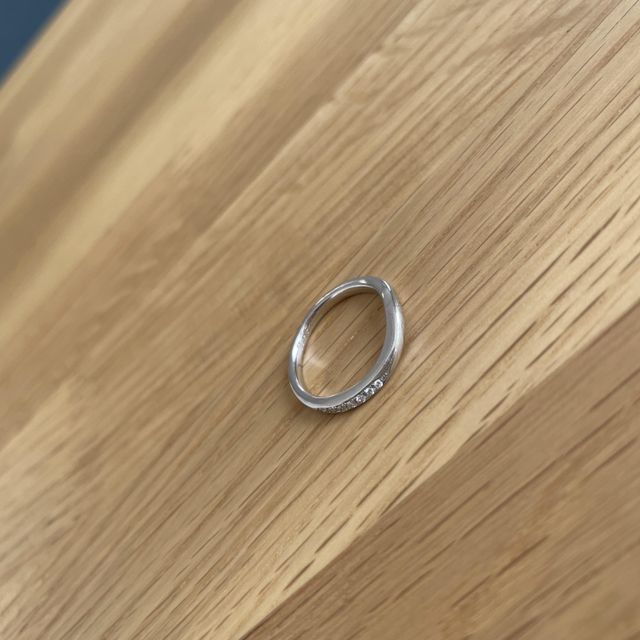 【ROYAL ASSCHER(ロイヤル・アッシャー)の口コミ】 どんな服でも邪魔をしないシンプルさがありつつダイヤが連なったデザイン…