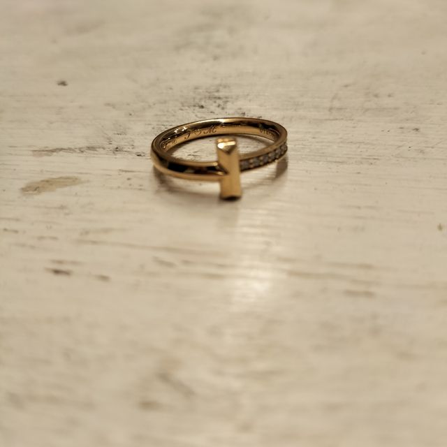 【ティファニー(Tiffany & Co.)の口コミ】 シンプルなものではなく、ダイヤが見えるものが欲しかったので、Tデザイン…