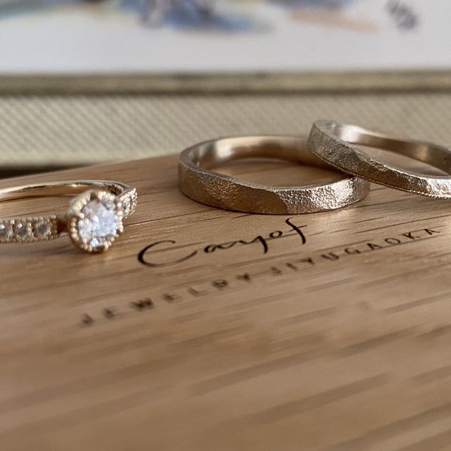 【Cayof(カヨフ)の口コミ】 ハイブランドの鏡面のものではなく、落ち着いたアンティーク調の指輪を探…