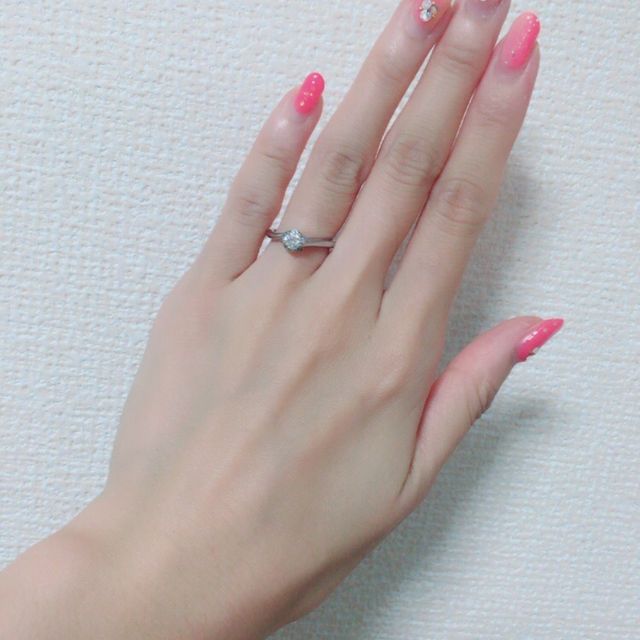 【銀座ダイヤモンドシライシの口コミ】 デザインの可愛さに一目惚れしました。真ん中のダイヤを小さなダイヤがお…