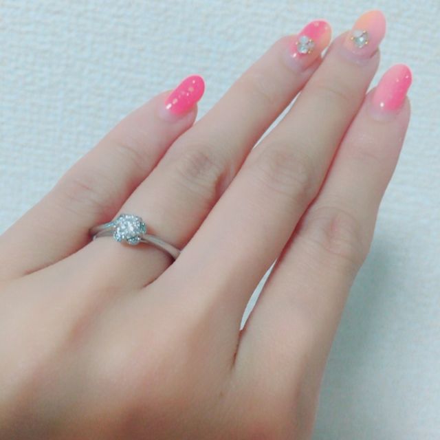 【銀座ダイヤモンドシライシの口コミ】 デザインの可愛さに一目惚れしました。真ん中のダイヤを小さなダイヤがお…