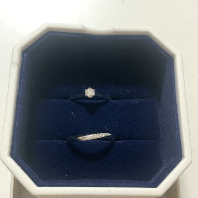 【4℃ BRIDAL(ヨンドシーブライダル)の口コミ】 指が細く見えるデザインを探していました。色々試着させていただき、この…