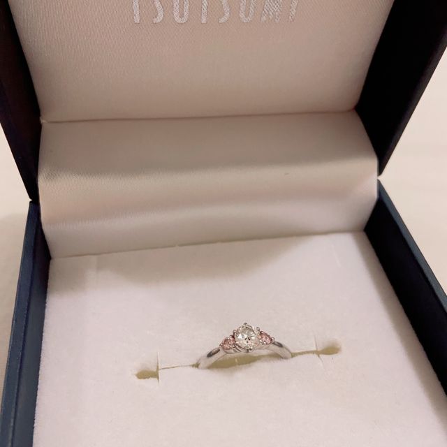 【ジュエリーツツミ(JEWELRY TSUTSUMI)の口コミ】 この指輪の決め手は、大粒のダイヤモンドの両端に色が濃い目のピンクダイ…