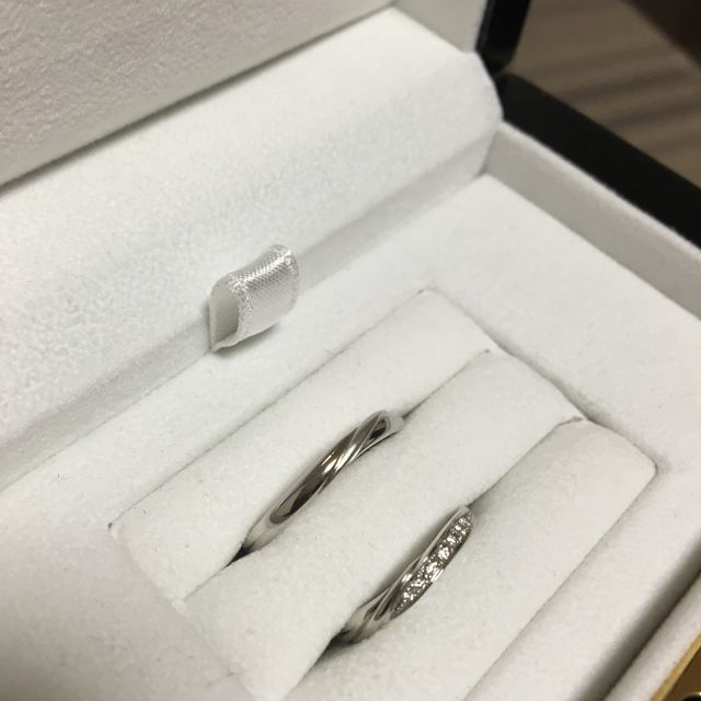 【LUCIE(ルシエ)の口コミ】 
婚約指輪と結婚指輪を重ねてつけると最初から決めていたので、どちらも一…